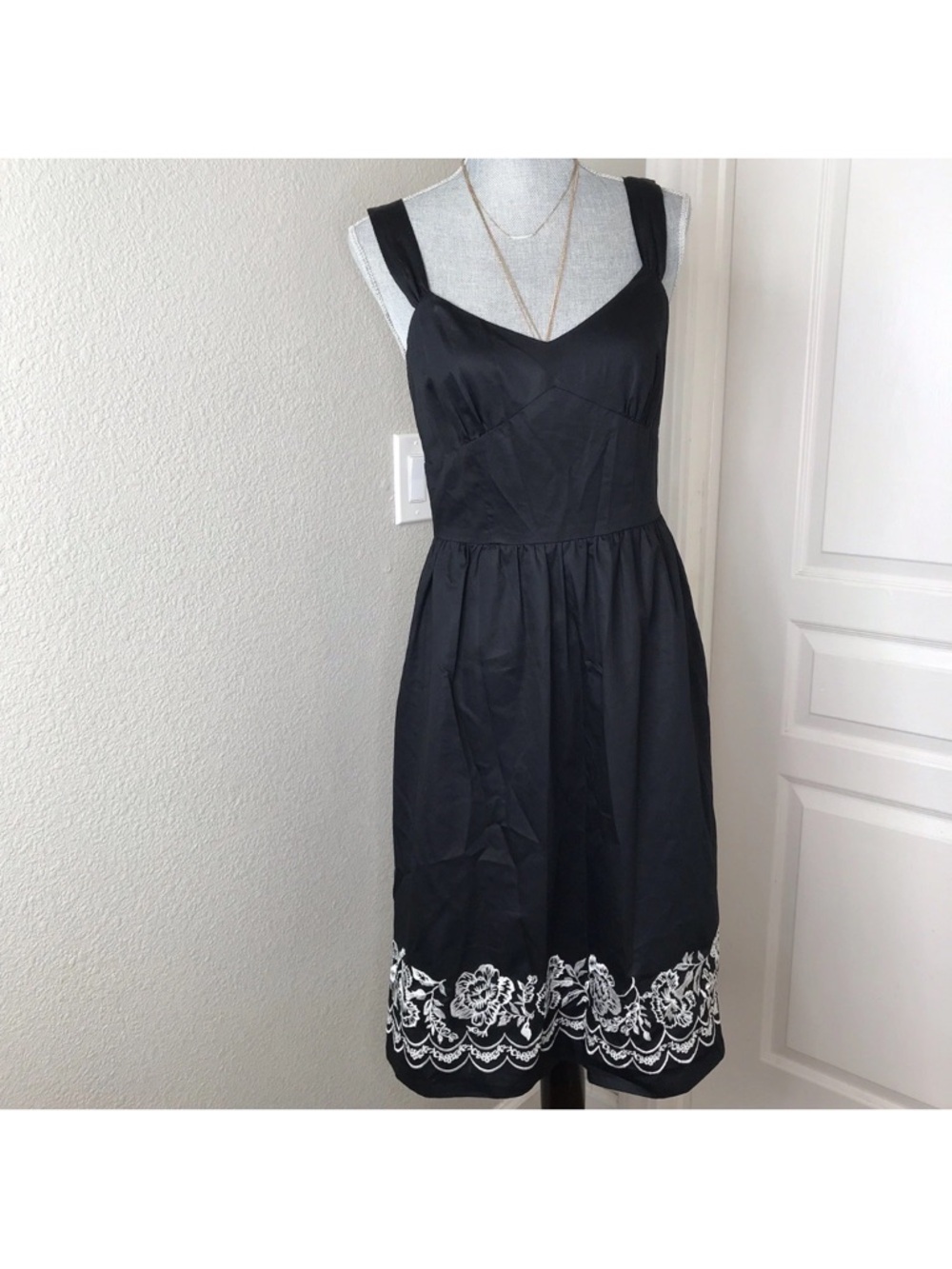 Ann Taylor Loft Black Sleeveless V-Neck Dress with White Embroidered Hem size 4